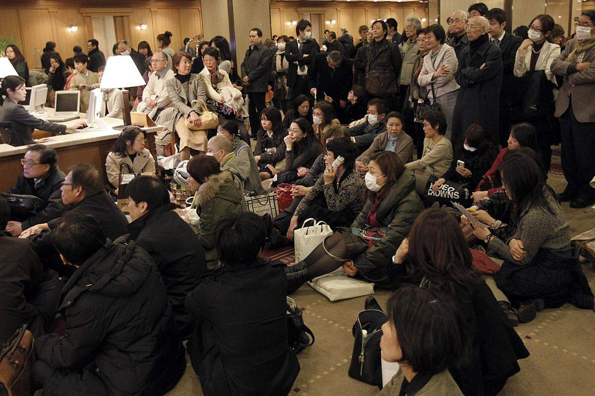 In Tokio kam das Kabinett zu einer Krisensitzung zusammen. Die Nahverkehrszüge sowie die U-Bahn in der Hauptstadt haben den Betrieb eingestellt. Die Millionenmetropole war praktisch lahmgelegt.Zahlreiche Personen suchten in einem Hotel in Tokio Zuflucht.