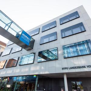 Ein Kunde der Hypo Vorarlberg zieht gegen die Kreditvergaberegeln der FMA vor den Verfassungsgerichtshof. 