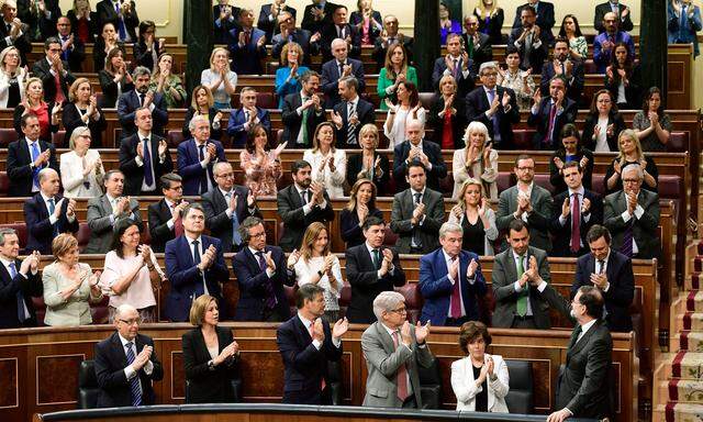 Für seinen Abgang bekam Premier Mariano Rajoy im Parlament nur stehende Ovationen aus den eigenen Reihen. 