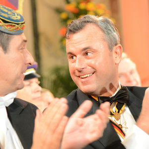 Parteichef Heinz-Christian (r.) Strache ist bei einer pennalen Burschenschaft – Norbert Hofer Ehrenmitglied einer schlagenden Burschenschaft.