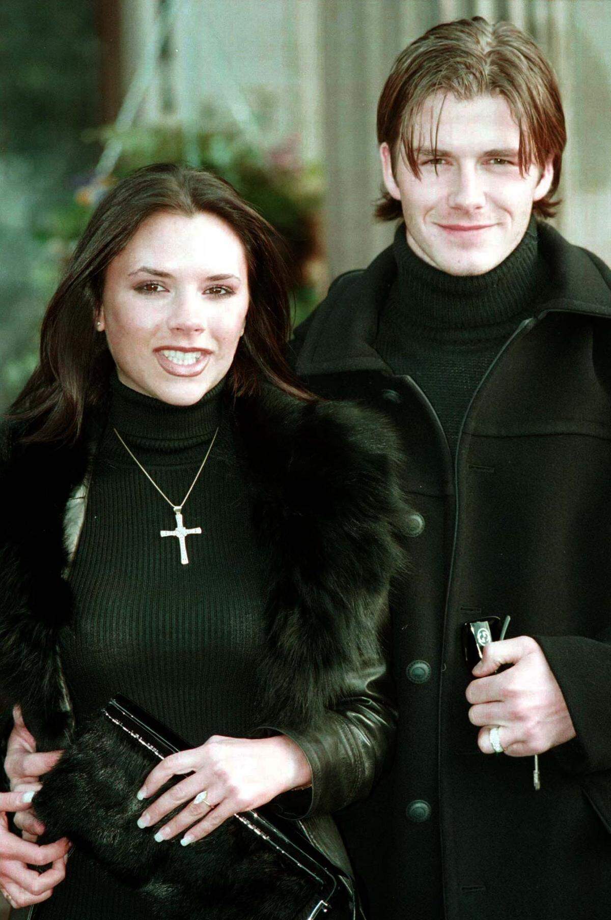 Victoria Adams und David Beckham gaben ihre Verlobung im Jänner 1998 bekannt, nachdem in den Medien über mögliche Orte für ihre Hochzeit spekuliert worden war.
