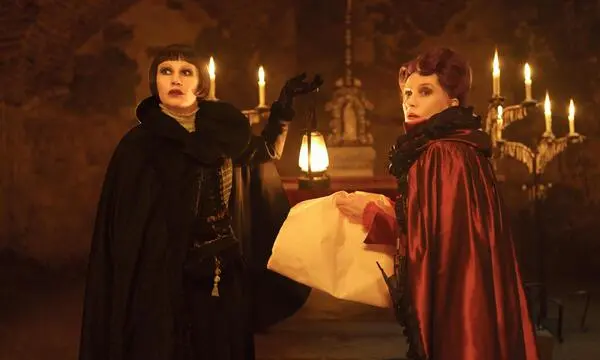 Gräfin Báthory (Isabelle Huppert, re.) und ihre Zofe (Birgit Minichmayr).