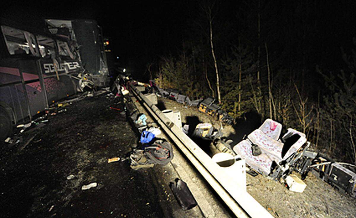 Die Asfinag schließt Glatteis als Unfallursache aus: "Die Straße war staubtrocken, zuvor schien den ganzen Tag die Sonne", erklärte ein Asfinag-Sprecher unter Verweis auf die Autobahnmeisterei.