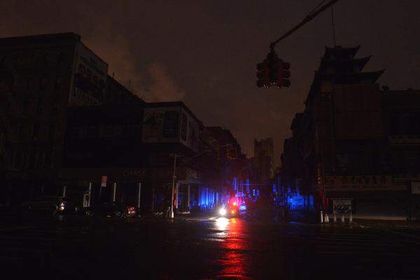 Lower Manhattan, New York. Nur die Lichter der Einsatzkräfte erhellen die Gegend.