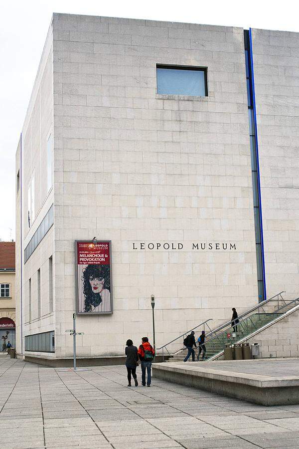 Erst im Mai wählte die Londoner "Times" das Leopold Museum unter den 50 besten Kunstmuseen auf Platz 40. Und just am Montagabend, als Natter den Kunstpreis OscART für außergewöhnlichen Leistungen im Museumswesen entgegennahm, gab er seinen Rücktritt als Leopold-Direktor bekannt.