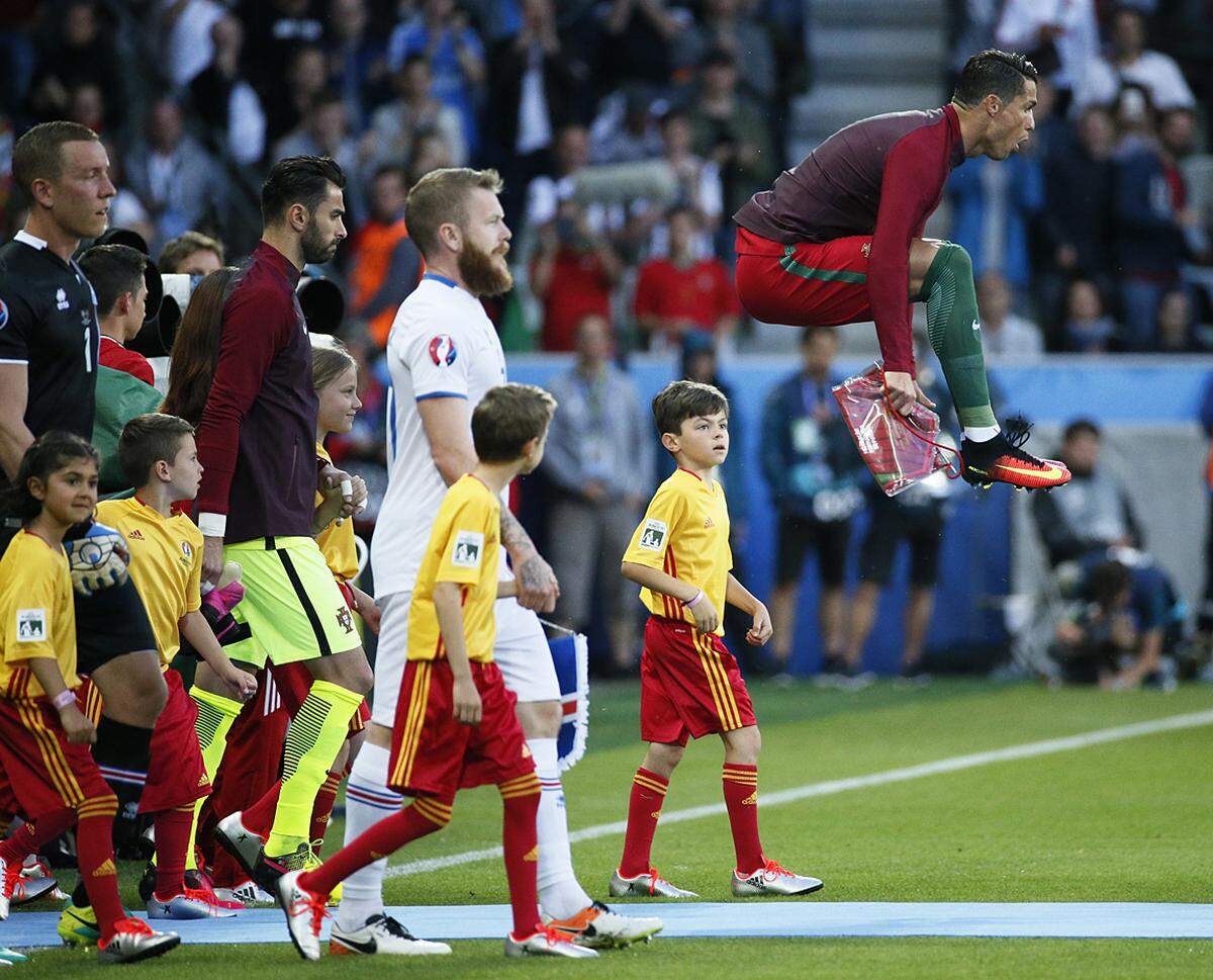 Portugals Superstar Cristiano Ronaldo springt sich vor dem Duell gegen Island warm - die Wikinger zeigten sich nicht nur von seiner Sprungkraft wenig beeindruckt und holten ein 1:1.