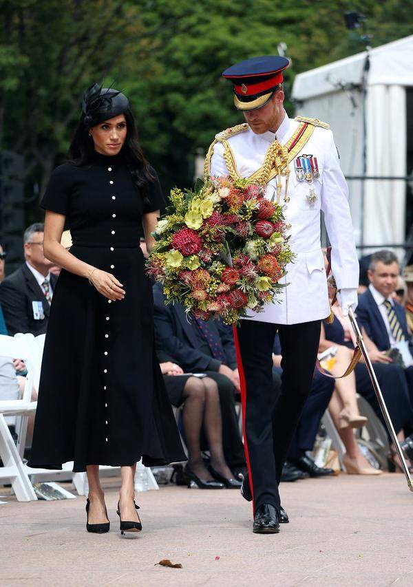 Auch einen Kranz legte das royale Paar am Kriegsdenkmal nieder. Die Herzogin trug übrigens ein Kleid von Emilia Wickstead.