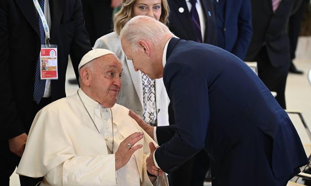 Papst Franziskus im Zwiegespräch mit Joe Biden, unter wohlgefälliger Beobachtung Giorgia Melonis.