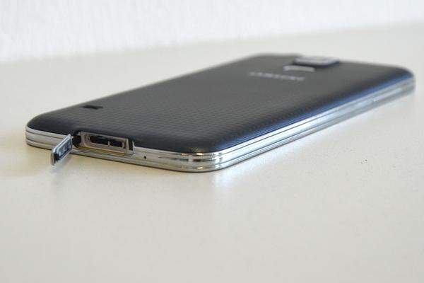 Weil das Galaxy S5 wasserdicht ist - es übersteht eine halbe Stunde in einem halben Meter Tiefe - hat der Micro-USB-Anschluss eine Abdeckung erhalten. Ist sie nicht korrekt geschlossen, poppt am Display eine Warnung auf.