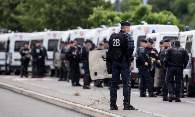 Franzoesischer Polizist mit Schutzschild vor dem EM Gruppenspiel zwischen Deutschland und der Ukrain