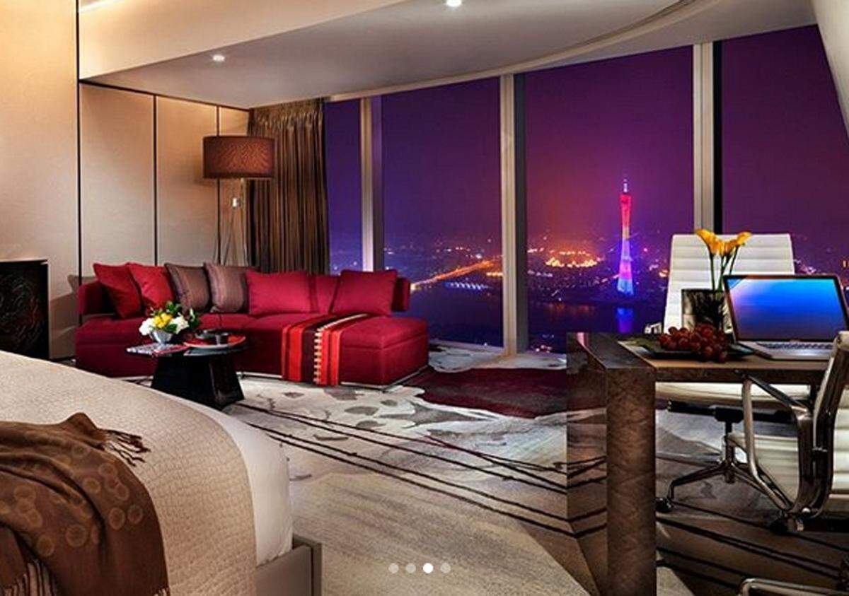 Über eine atemberaubende Aussicht verfügen die 344 Zimmer und Suiten, die sich über die Etagen 74 bis 98 erstrecken. Das "Hotel im Himmel" wurde bis ins kleinste Detail entworfen und besticht mit kühnem Interieur, das von der Natur inspiriert ist und klassische chinesische Elemente aufweist.