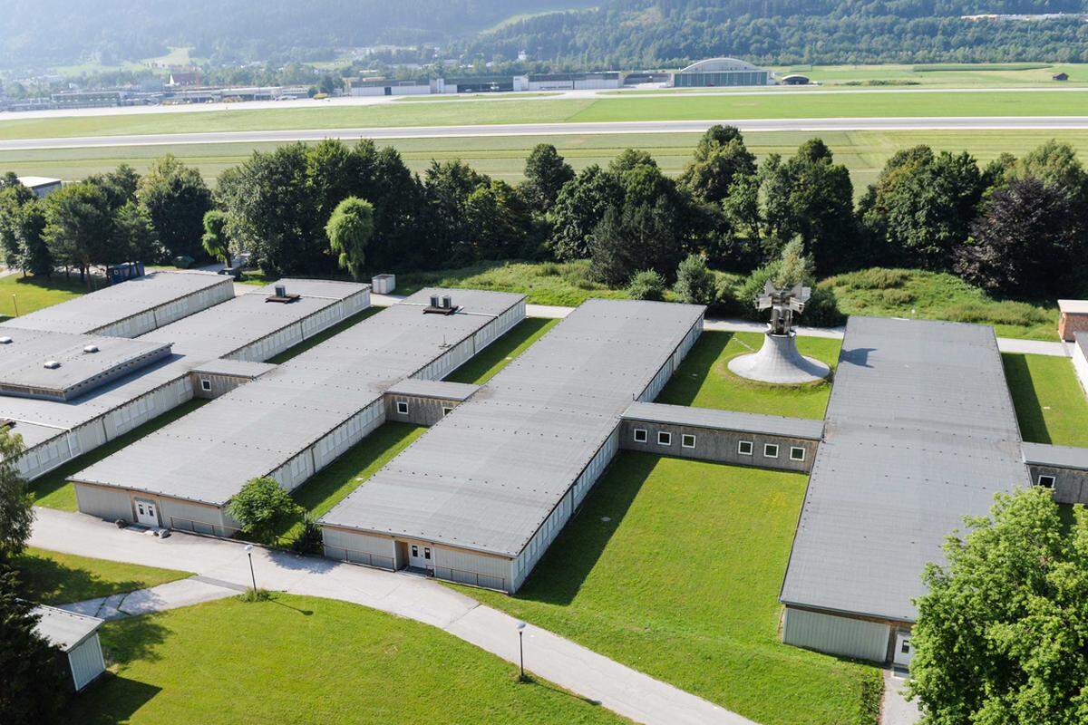 In Innsbruck wird eine Containerstadt nahe der technischen Uni-Fakultät  zum Verteilerzentrum.