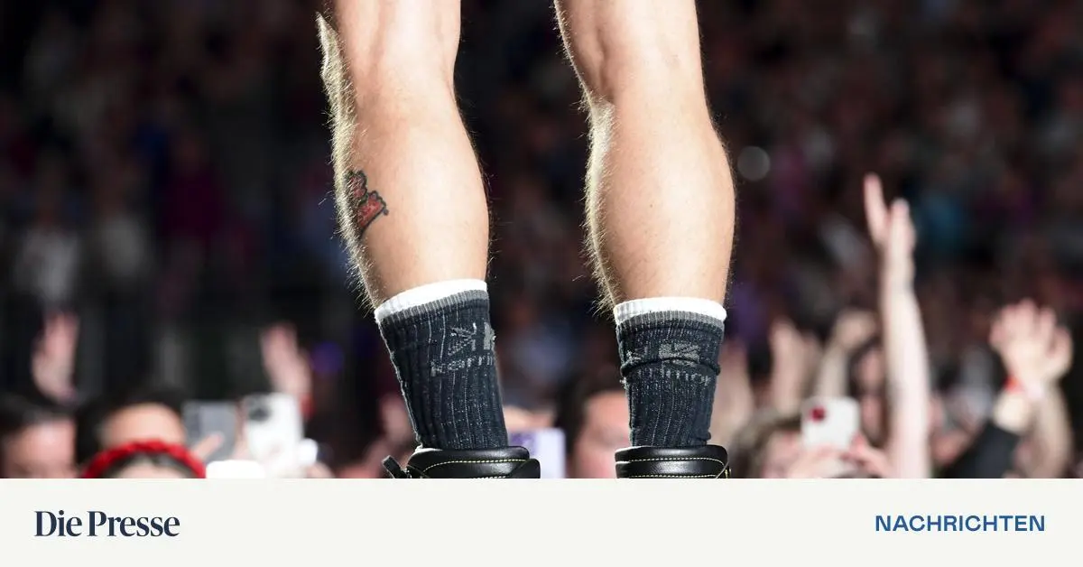 Andreas-Gabalier-b-ndigt-in-der-Stadthalle-einen-roten-BH-premium-