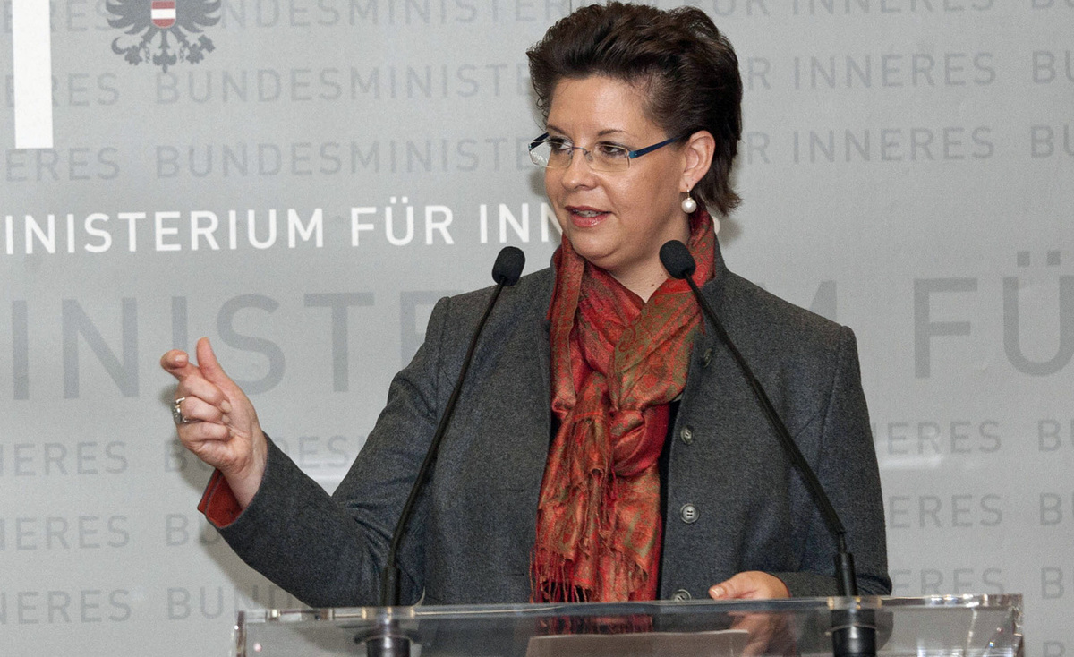 Nach der leichten Frühstücks-Kost muss Marek erfüllen, was sie auch für Mindestsicherungs-Beziehern medienwirksam einfordert: die Arbeitspflicht. Von der Spitzenkandidatin zur Familien-Staatssekretärin gewandelt tritt sie als solche beim "1. Bündnis gegen Gewalt" im Innenministerium am Minoritenplatz mit Hausherrin Maria Fekter auf.