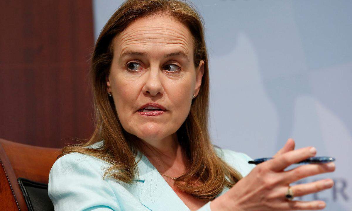 Auch an die Spitze des Pentagons könnte Biden erstmals eine Frau setzen: Michèle Flournoy (59; im Bild) wurde bereits 2014 als Favoritin für die Nachfolge des damals zurückgetretenen Verteidigungsministers, Chuck Hagel, gehandelt. Sie war Staatssekretärin im Pentagon und Beraterin der früheren Verteidigungsminister Robert Gates und Leon Panetta. Über den Chefposten im Pentagon habe Biden aber noch nicht abschließend entschieden, berichtete "Politico" am Montag. Gehandelt wird auch Obamas ehemaliger Heimatschutzminister Jeh Johnsons (63). Der Jurist wäre der erste schwarze Verteidigungsminister der USA. Im Gespräch war auch die Irak-Veteranin und Senatorin Tammy Duckworth (52), die 2004 im Kriegseinsatz ihre Beine verlor.