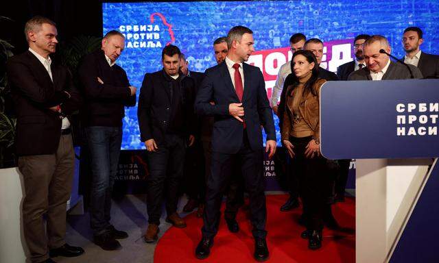 Oppositionsführer Miroslav Aleksić zweifelt das Wahlergebnis in Belgrad an. 