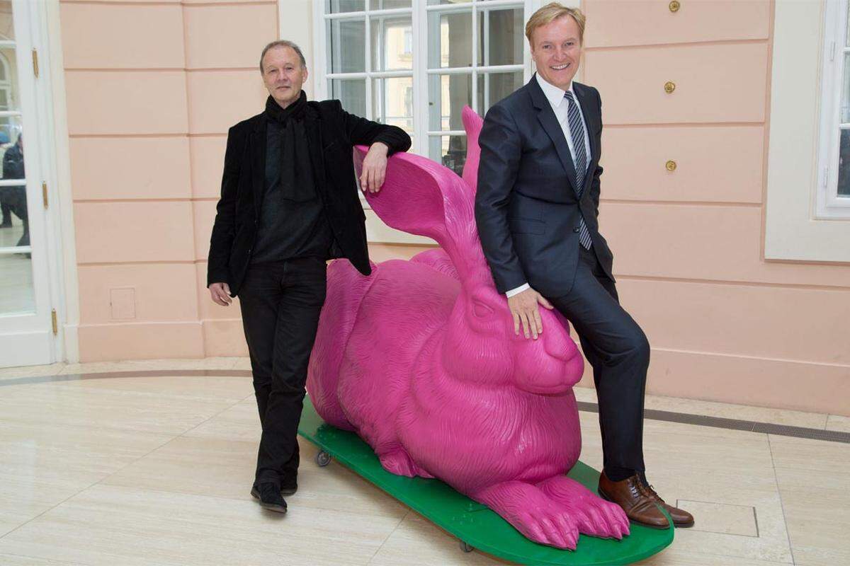Die pinke, überdimensionale Polyester-Skulptur stammt von dem deutschen Künstler Ottmar Hörl (im Bild links; rechts Albertina-Direktor Schröder).