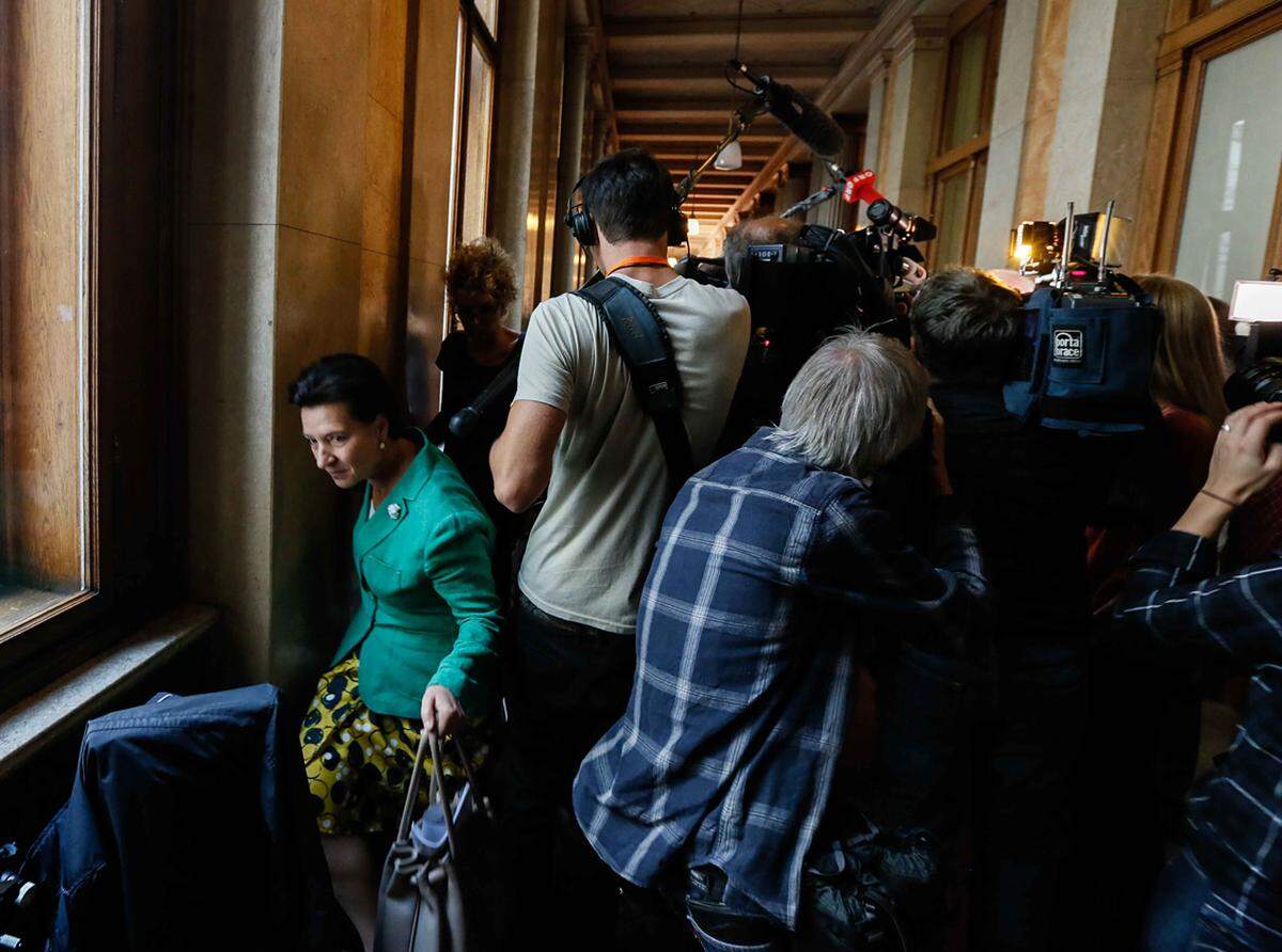 Am Donnerstagabend  wurde der "Objektiv", der österreichische Preis für Pressefotografie, vergeben. Der Hauptpreis, das "Pressefoto des Jahres", ging an "Standard"-Fotograf Christian Fischer für seine Aufnahme von Gabriele Heinisch-Hosek. Darauf ist zu sehen, wie sich die Bildungs- und Frauenministerin durch einen Pulk von Fotografen kämpft. Fischer gewann auch die Kategorie "Innen- und Außenpolitik".