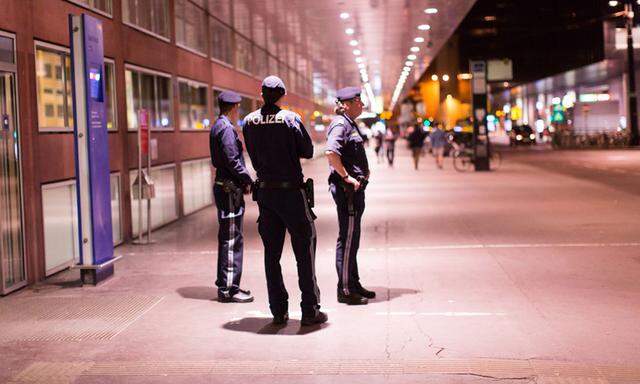 Der Innsbrucker Hauptbahnhof wird seit 10. April nahezu rund um die Uhr von elf Polizisten bewacht.