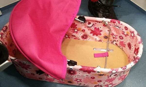 Der Kinderwagenkorb, in dem der kleine Bub entdeckt wurde.