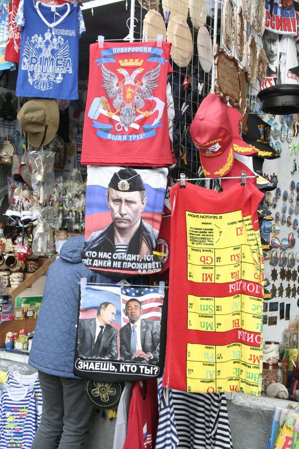 T-Shirts mit dem Konterfei des russischen Präsidenten Wladimir Putin verkaufen sich heute noch immer gut in Sewastopol.