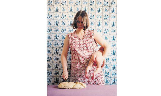 Ironisiertes Mutterbild: Judith Samen – „Ohne Titel (Brotschneiden)“, 1997