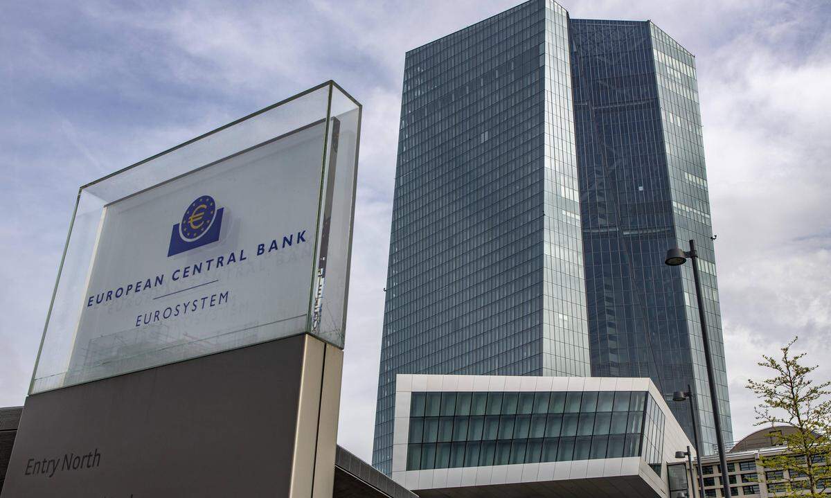 Die Europäische Zentralbank hat ihren Sitz in Frankfurt am Main. Die Institution wurde 1998 gegründet und ist die gemeinsame Währungsbehörde der Mitgliedstaaten der Europäischen Währungsunion. Der Präsident wird vom Europäischen Rat für eine Amtszeit von acht Jahren ohne Wiederwahlmöglichkeit gewählt. Bisher standen drei Männer der EZB vor, die Nachfolge von Mario Draghi wird eine Frau antreten. Hier die Präsidenten in chronologischer Reihenfolge: