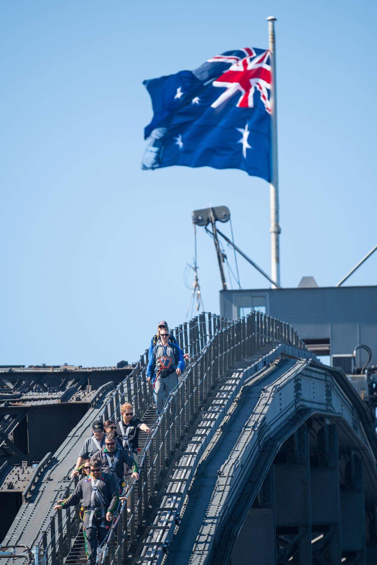 Während Prinz Harry die Flagge zum Start der Invictus Games hisste, blieb die Herzogin lieber am Boden. Prinz Harry ist Schirmherr der Sportveranstaltung für kriegsversehrte Veteranen.