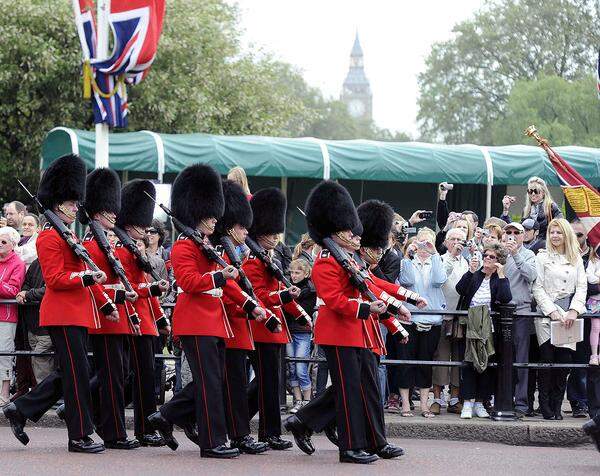 Einige der Garde-Soldaten, die in voller Montur probten, sind Kollegen von Prinz William.