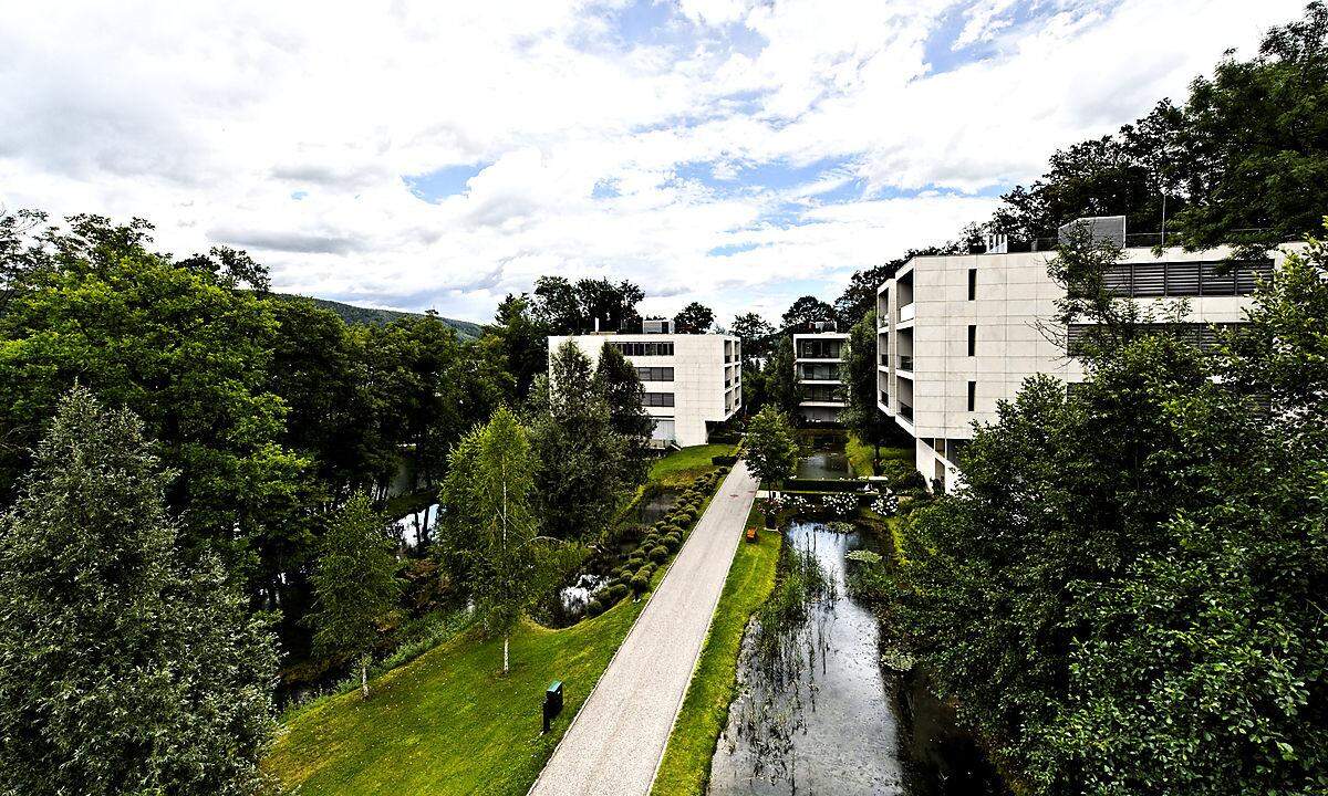 Die Schloss Velden Residences liegen in einer 6,5 Hektar großen Park- und Teichlandschaft.(c) Kurt Mahnert