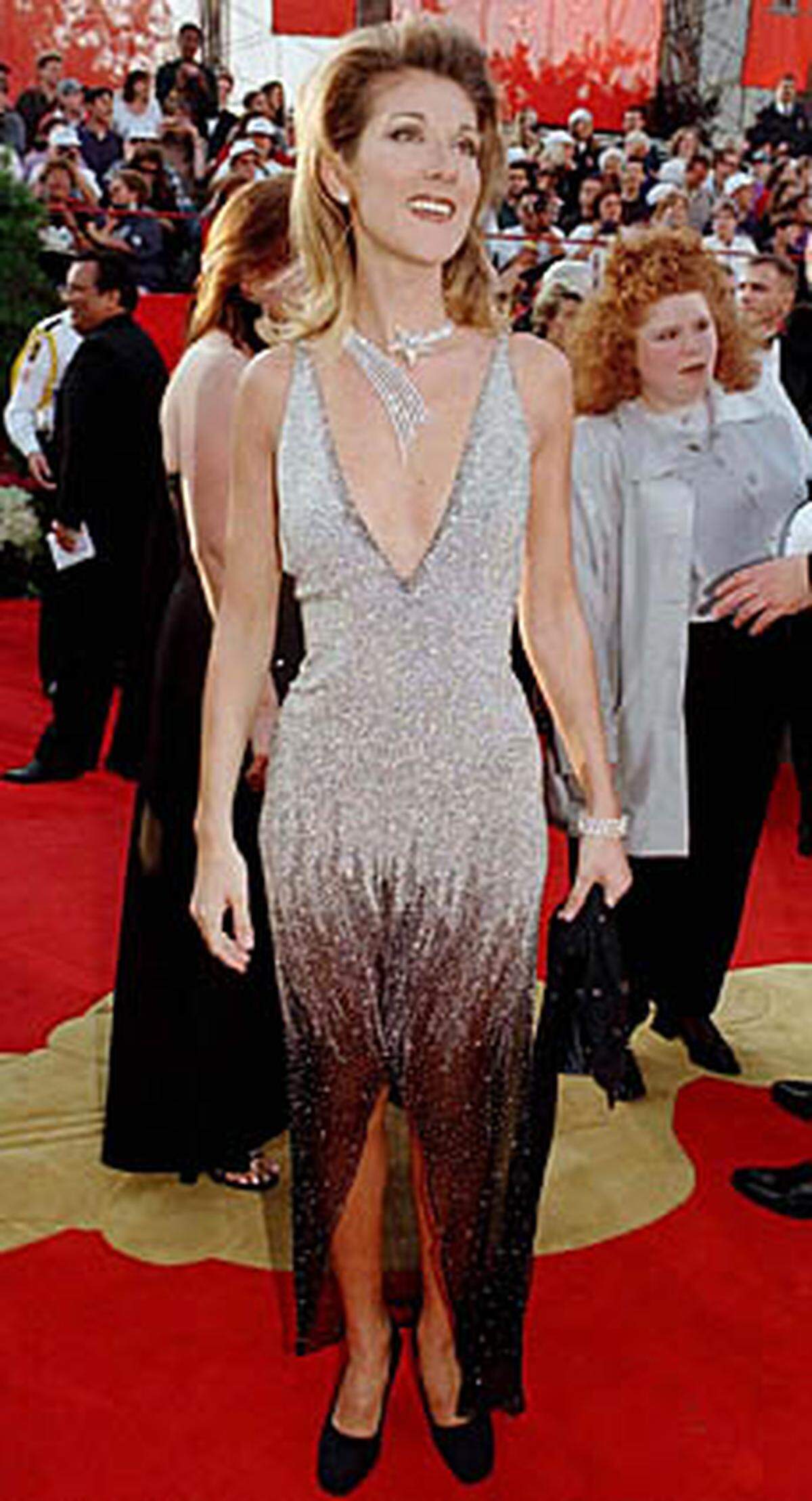Celine Dion war 1997 am Höhepunkt ihrer Karriere. Für den "Titanic"-Schmachtsong gewann sie auch einen Oscar - die weichnachtliche Sternschnuppen-Kette hätte sie sich aber sparen können. Beim Kleid weiß man wenigstens, wo vorne und wo hinten ist. Im Gegensatz zu ...