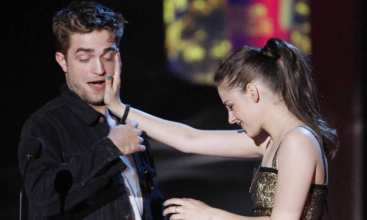 Und diese beiden, also Robert Pattinson und Kristen Stewart, waren im echten Leben zwar tatsächlich ein Paar, wollten vor Publikum dann aber doch nicht intim werden.