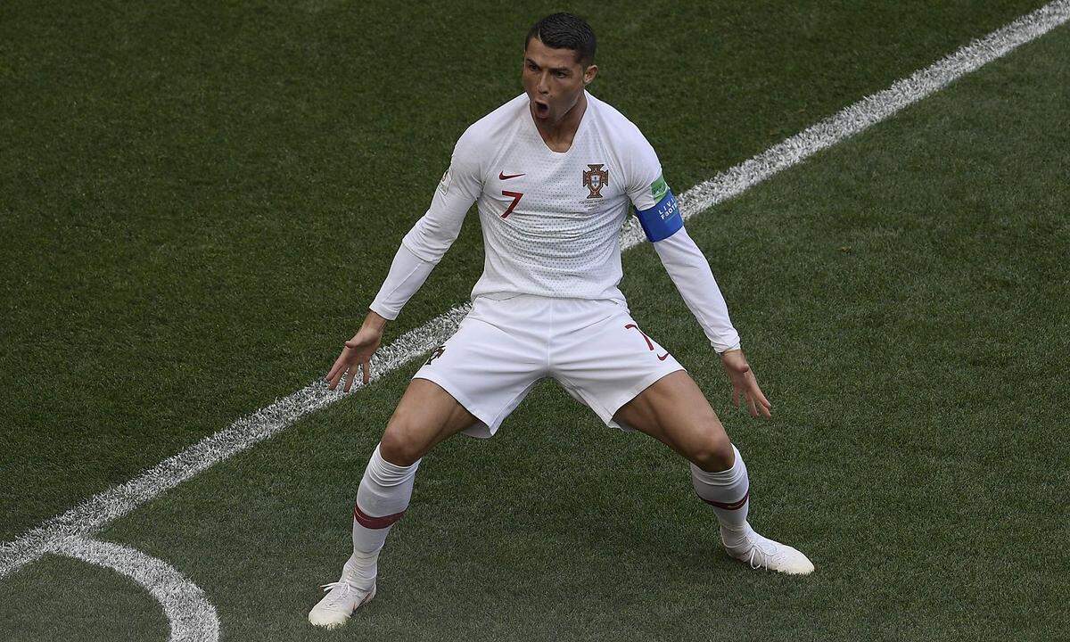 Cristiano Ronaldo hat auch bei der WM seine typische Torjubelpose ausgepackt. Er springt dabei in die Luft deutet mit einer drehenden Handbewegung eine Verbeugung an, um dann mit breiten Beinen, gebeugten Knien und geballten Fäusten zu landen. Da er bis jetzt schon vier Mal ins Netz traf, konnte man diesen Jubel schon öfter beobachten.