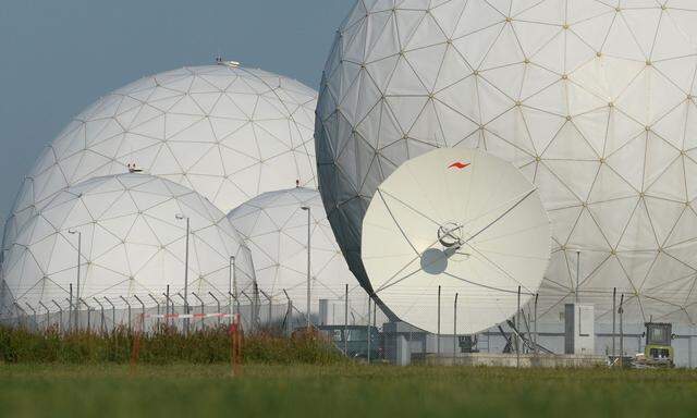 Archivbild: Radarkuppeln des BND in Bayern