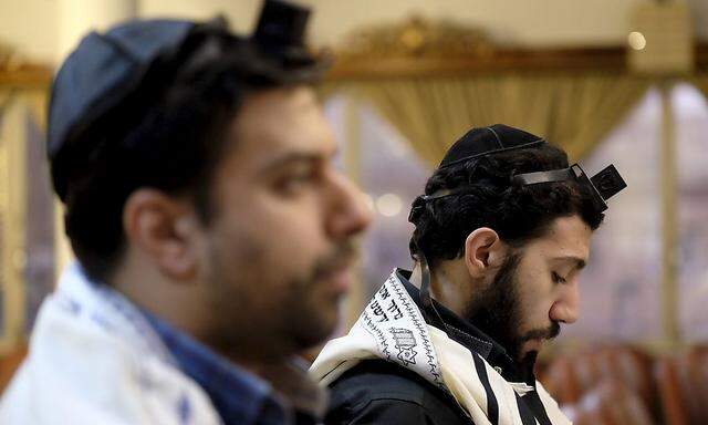 Ein iranischer Jude im Gebetshaus.