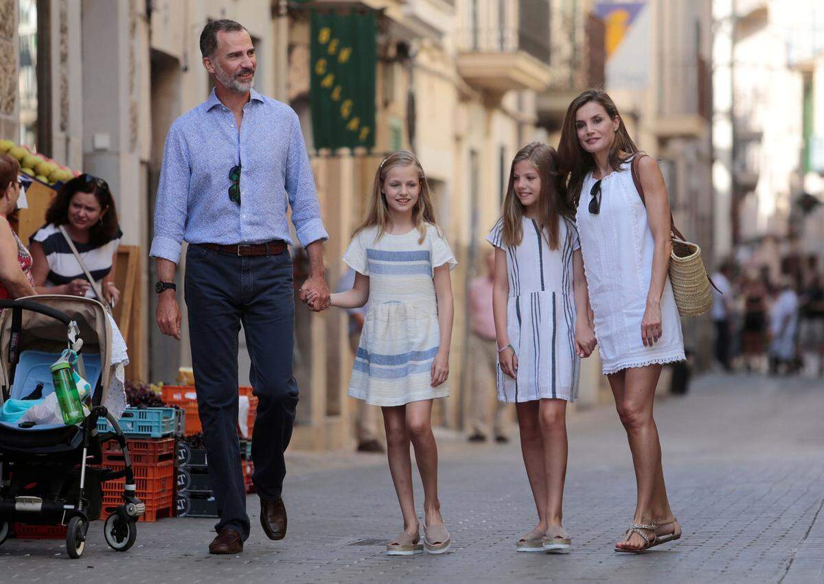 Die spanische Königsfamilie verbrachte ihren Sommerurlaub ganz traditionell auf der Mittelmeerinsel Mallorca. Zusammen besuchten sie das Can Prunera, das Museum für die Kunst des Jugendstils in der Gemeinde Sóller auf der Baleareninsel. Ganz ungezwungen fiel die Kleiderwahl aus. Letizia trug ein ärmelloses Baumwollkleid des spanischen Designers Adolfo Domínguez.