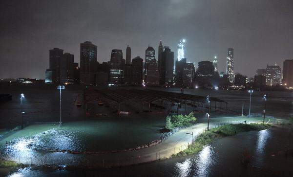 New York.  Sturm "Sandy" erreicht in der Nacht auf Dienstag die Ostküste der USA. Stromausfälle und Überflutungen waren die Folge. Im Bild: Blick von Brooklyn auf Lower Manhattan. Die vom Stromausfall betroffenen Gebiete sind gut zu erkennen.