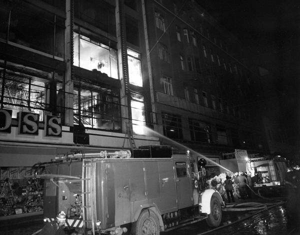 Die Flammen waren zwischen der Decke des ersten und dem Boden des zweiten Stocks ausgebrochen. Die Arbeiter verließen fluchtartig das Gebäude. Um 22.50 traf die Feuerwehr ein, die der Portier verständigt hatte.