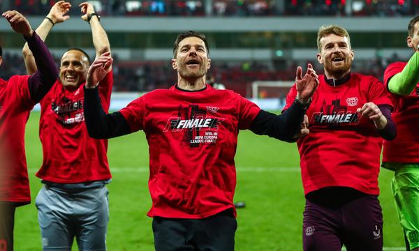 Leverkusen feiert mit Trainer Xabi Alonso.