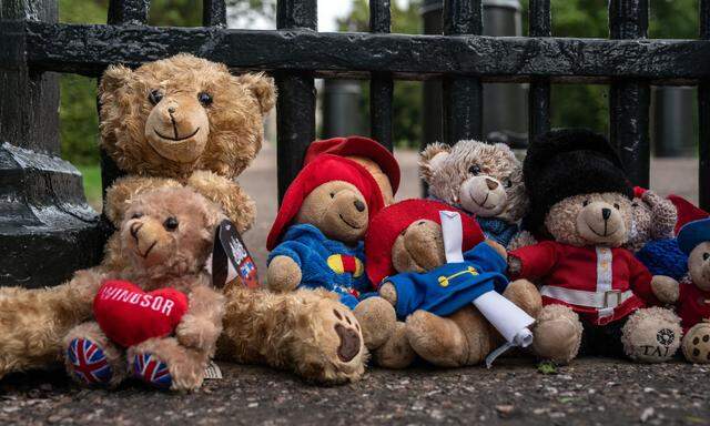 Paddington und andere Teddybären wurden nach dem Tod der Queen vor dem Palast abgelegt. 