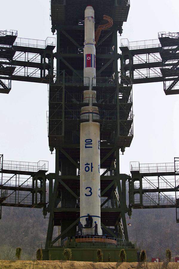 Pünktlich zum 100. Geburtstag von Staatsgründer Kim Il-sung wollte Nordkorea am 13. April 2012 eine Langstreckenrakete ins All schießen, die auch mit Atomsprengköpfen bestückt werden könnte. Kurz nach dem Start endete der Test im Gelben Meer...