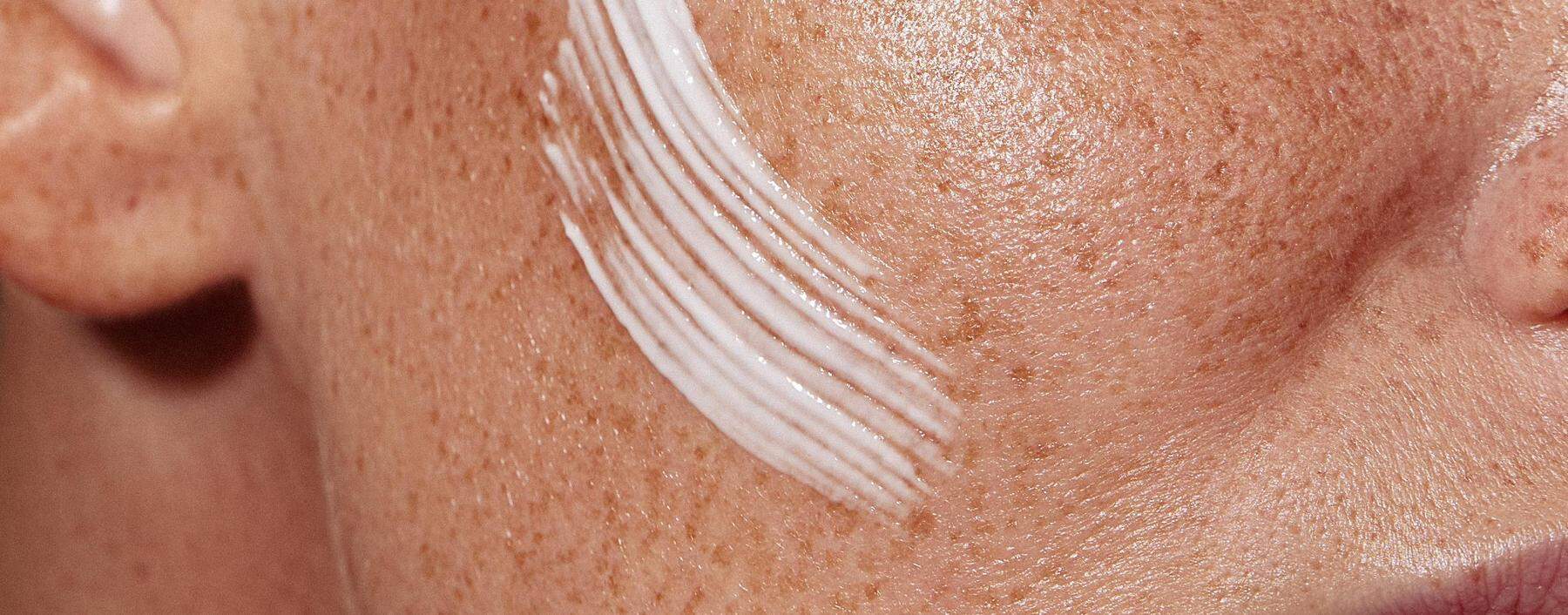 Mit abwechselnden Produkten die Haut eincremen: Dafür wirbt die Methode „Skin Cycling“.
