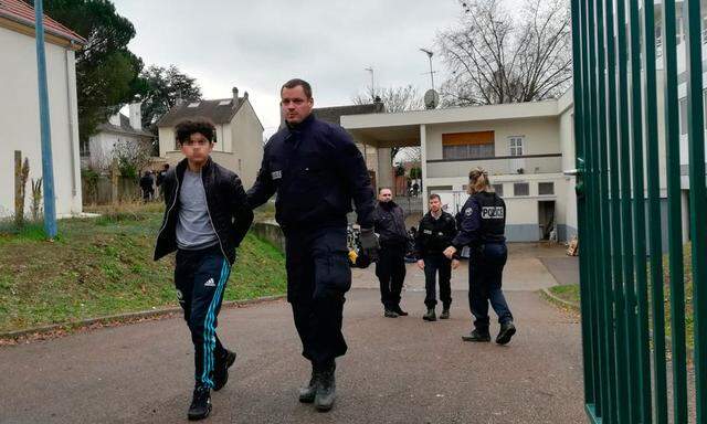 Ein Schüler in Mantes-la-Jolie wird abgeführt.