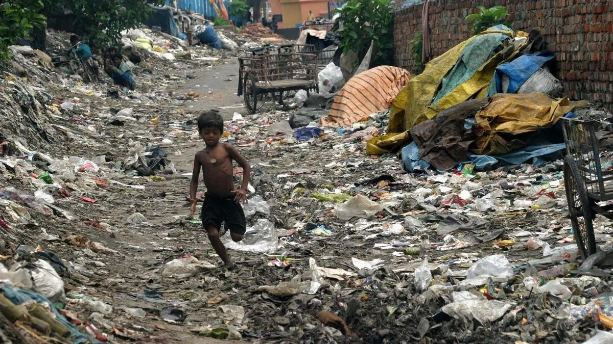 M-llberg-ger-t-ins-Rutschen-Neun-Tote-in-Indien