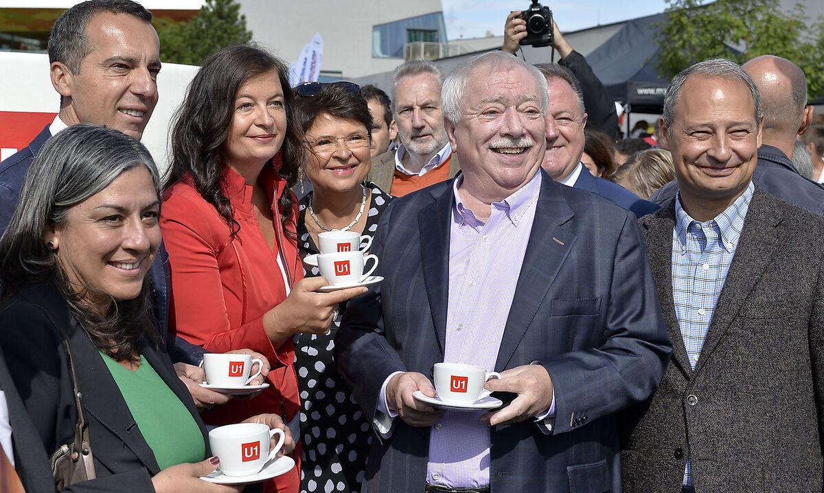 Polit-Prominenz so weit das Auge reicht. Wien feierte am Samstag die Eröffnung der U1-Verlängerung im Süden der Stadt. Das ließen sich diese Damen und Herren nicht entgehen (v. li.): Vizebürgermeisterin Maria Vassilakou (Grüne), Bundeskanzler Christian Kern (SPÖ), Umweltstadträtin Ulli Sima (SPÖ), Finanzstadträtin Renate Brauner (SPÖ), Bürgermeister Michael Häupl (SPÖ), Wiener Linien-Geschäftsführer Günter Steinbauer und SPÖ-Klubobmann im Nationalrat Andreas Schieder.
