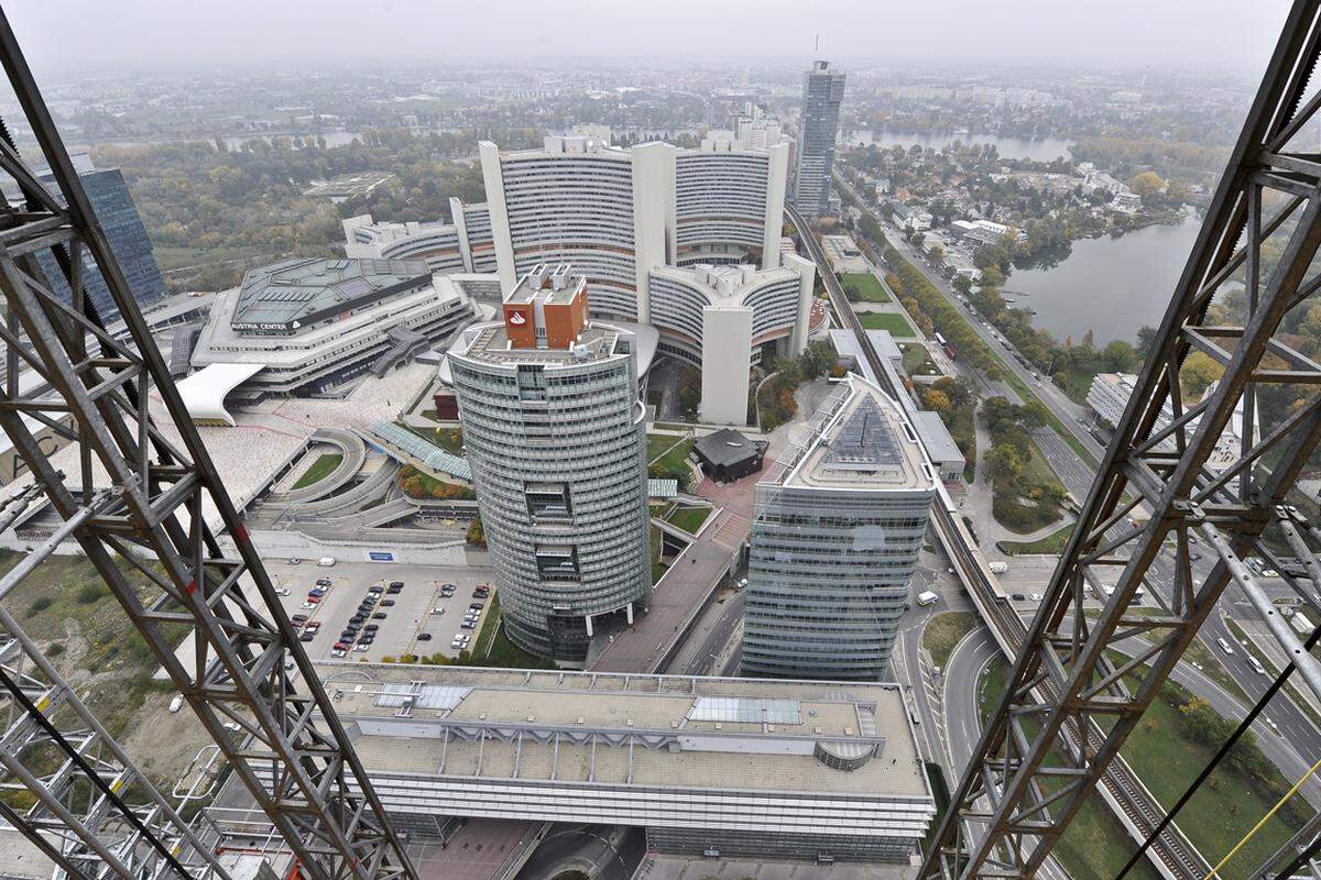 Insgesamt seien derzeit täglich bis zu 200 Arbeiter auf der Großbaustelle im Einsatz, hieß es. Fertiggestellt soll der gesamte Tower im Herbst 2013 sein. Dann wird in den ersten 15 Stockwerken ein Hotel der spanischen Gruppe Sol Melia einziehen. Zu diesem gehört auch noch die 57. und 58. Etage mit einem Restaurant und einer Skybar.