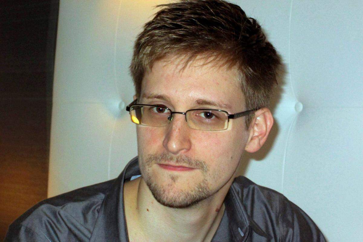 Edward Joseph Snowden wurde am 21. Juni 1983 geboren. Er wuchs in Wilmington, North Carolina auf. Als Jugendlicher zog er mit seiner Familie nach Ellicott City, nahe dem Fort Meade, wo die NSA ihren Hauptsitz hat. Sein Vater soll bei der Coast Guard gearbeitet haben, seine Mutter ist im örtlichen Gericht beschäftigt.
