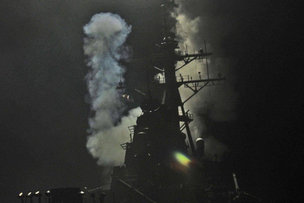 Eine Tomahawk-Rakete wird vom Lenkwaffenzerstörer "USS Barry" aus abgefeuert.