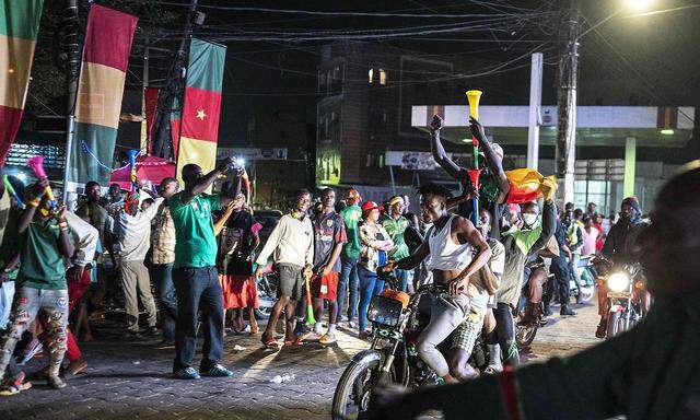 Das ganze Land scheint im Fußballfieber - hier ein Bild aus Douala. Beim Stadion in Yaoundé kam es zu einer Massenpanik.