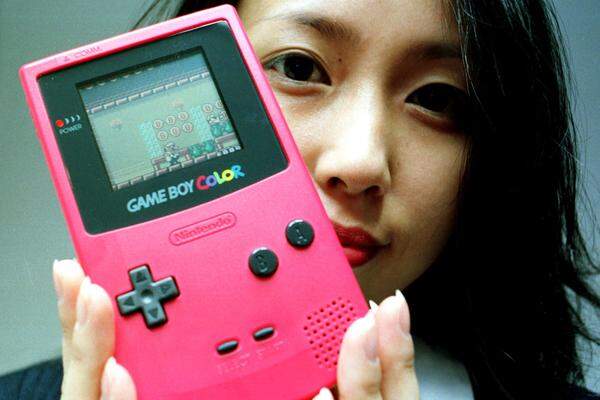 Bis zum Jahr 1997 verkaufte Nintendo fast 65 Millionen Stück. Vom Nachfolger Game Boy Color, der 1998 ein Farbdisplay verpasst erhielt, wurden weitere rund 55 Millionen Stück abgesetzt. Dieser brachte zusammen mit dem – nach Tetris – erfolgreichsten Spiel „Pokemon“ dem damals bereits schon neun Jahre alten Gerät sozusagen einen zweiten Frühling.